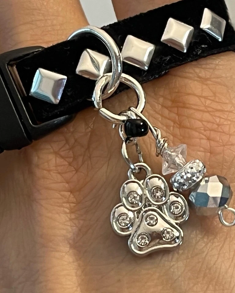 Collar ajustable negro y plateado para gatos perros | Tachonado | Charm Bell. Hecho a mano Foto 3 de 4