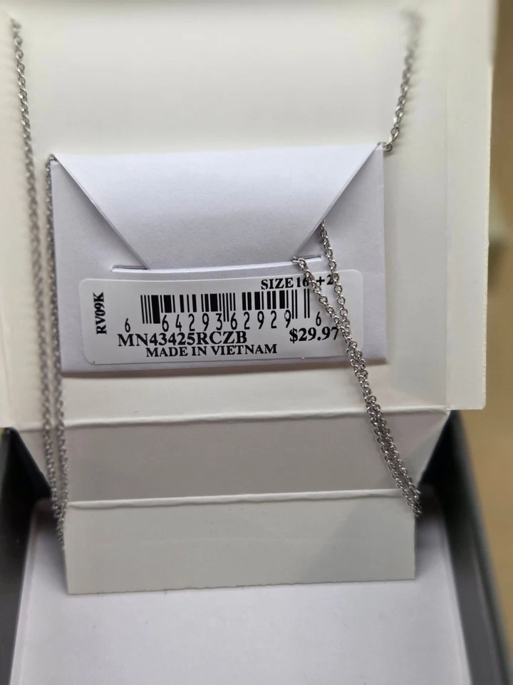 Nuevo en caja, collar Nadri tono plata con colgante de cristal de triple circonita cúbica Foto 3 de 3