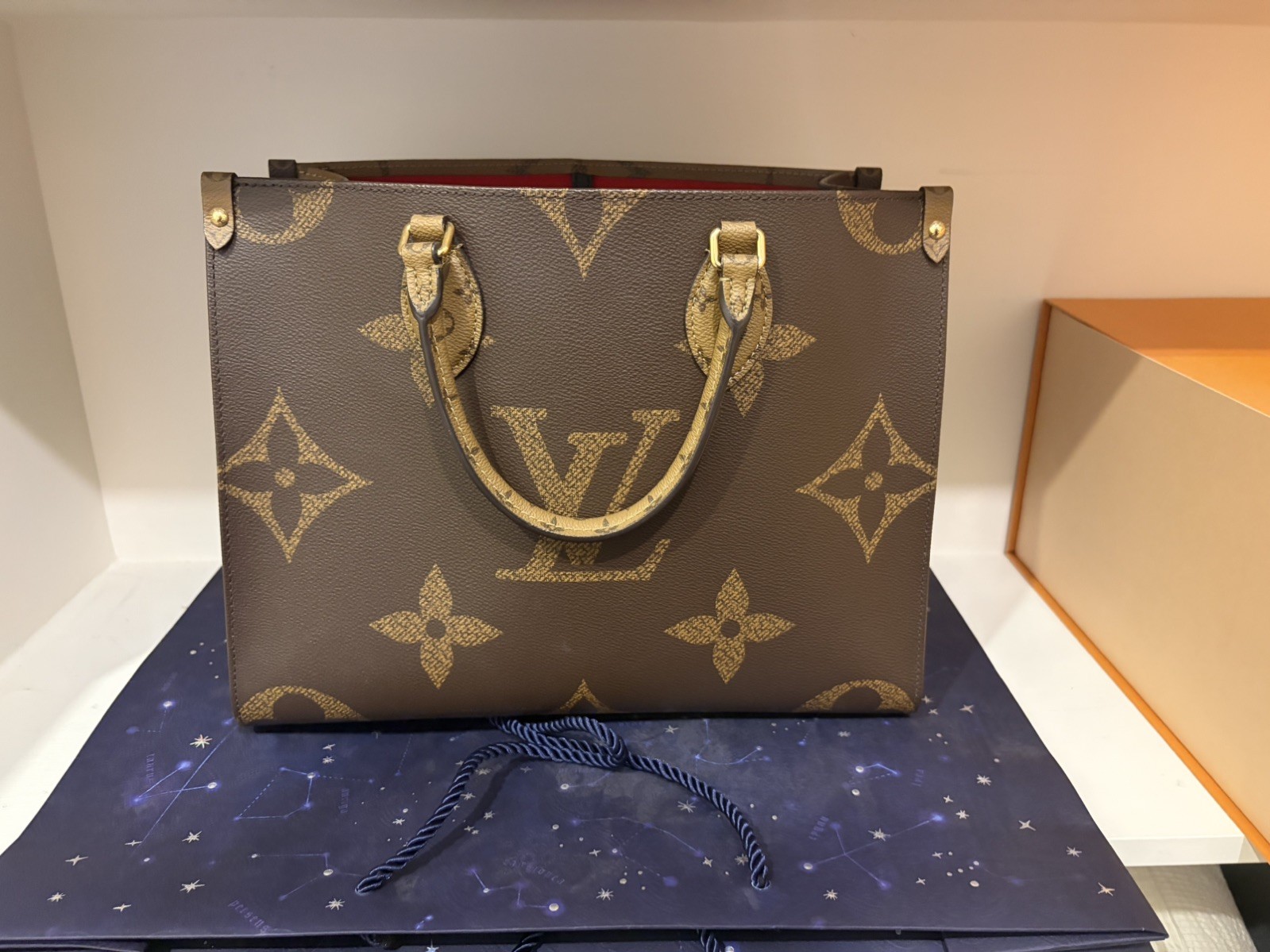 Louis Vuitton OnTheGo Tote MM Gray Leather image 6