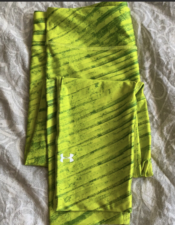 Under armour size medium compression capris - image 1
