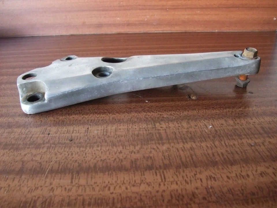 SUZUKI GS450E GS 450 E RIGHT HAND RH FOOTPEG FOOT REST PEG HANGER BRACKET OEM - Image 4 of 4