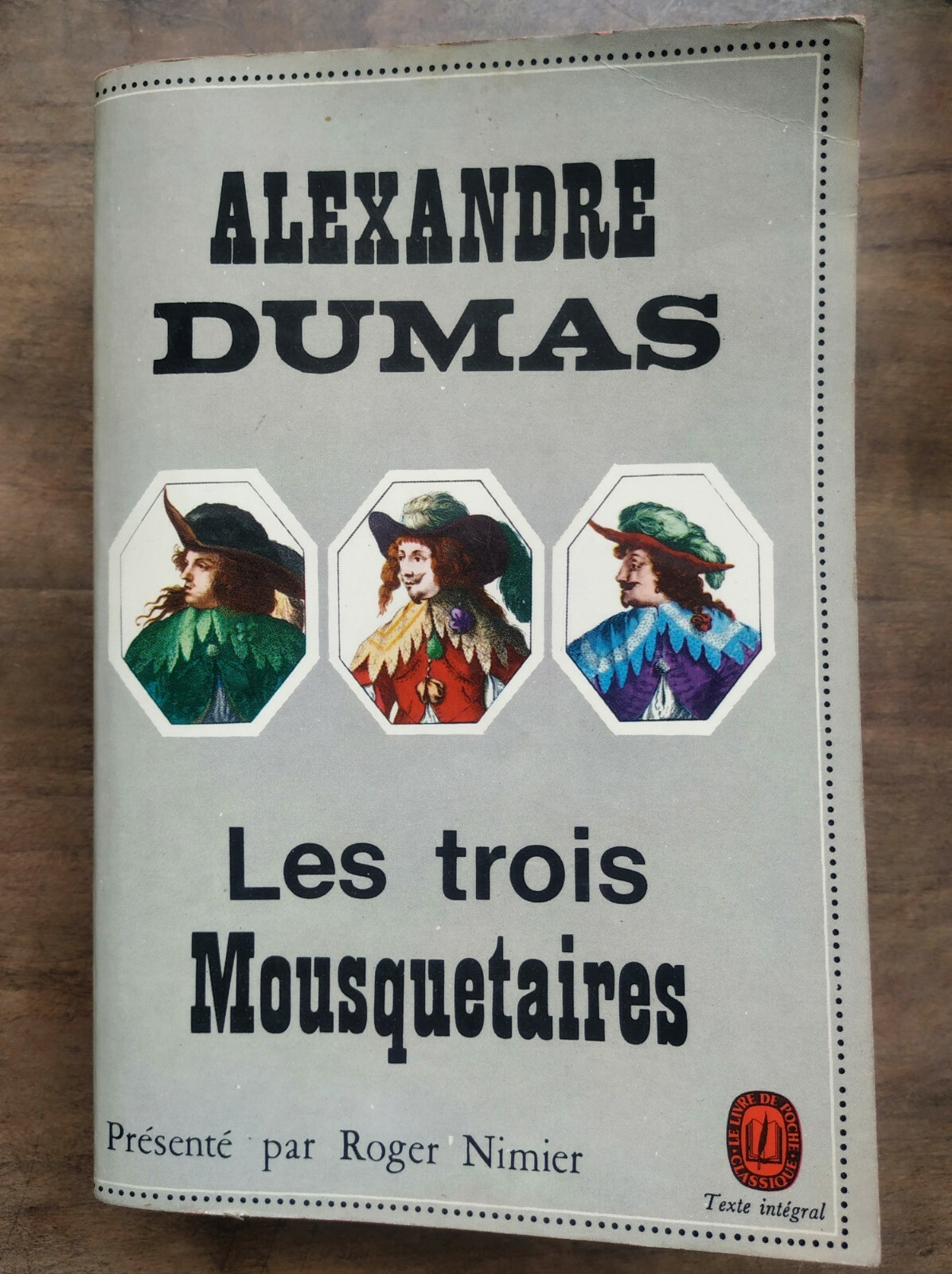 Les Trois Mousquetaires - Texte Abrégé Résumé