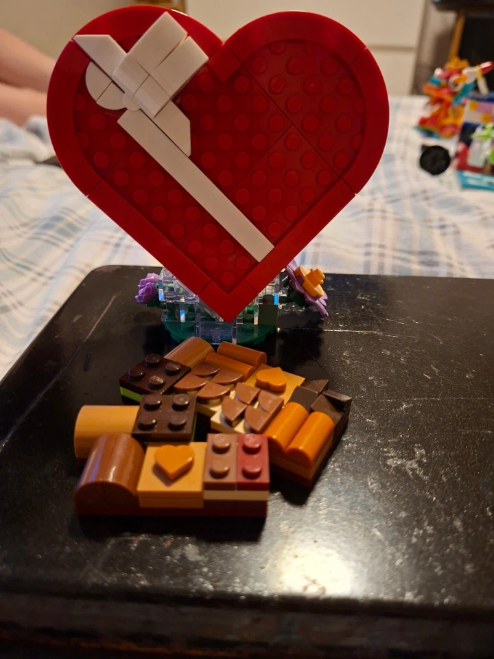 LEGO 40759 Celebration Series: Valentine's Day Box, photo 1 of 3