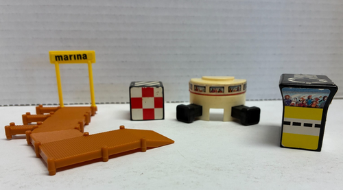 B2 MicroMachines Airport Terminal/Marina Playset w/parts As Is Galoob 1980's - Afbeelding 3 van 13