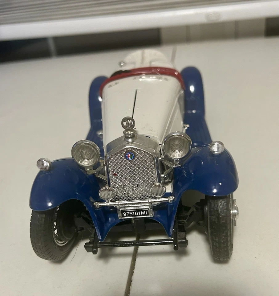 ALFA ROMEO 2300 SPIDER 1932 - Fundición a presión escala 1/18 - Color blanco y azul - BURAGO Foto 2 de 4