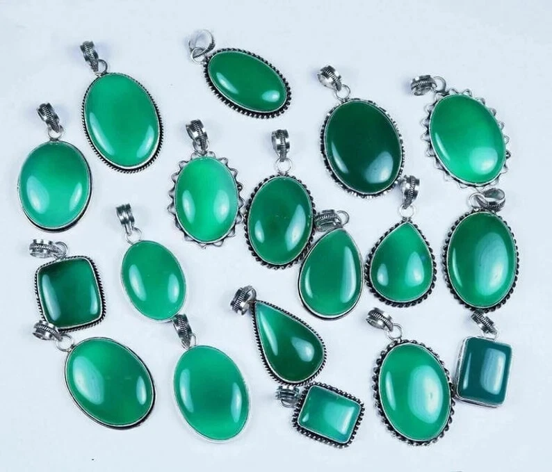 Colgante de piedras preciosas de ónix verde, lote de colgantes enchapados en plata de ley 925 hechos a mano ~ Foto 3 de 3