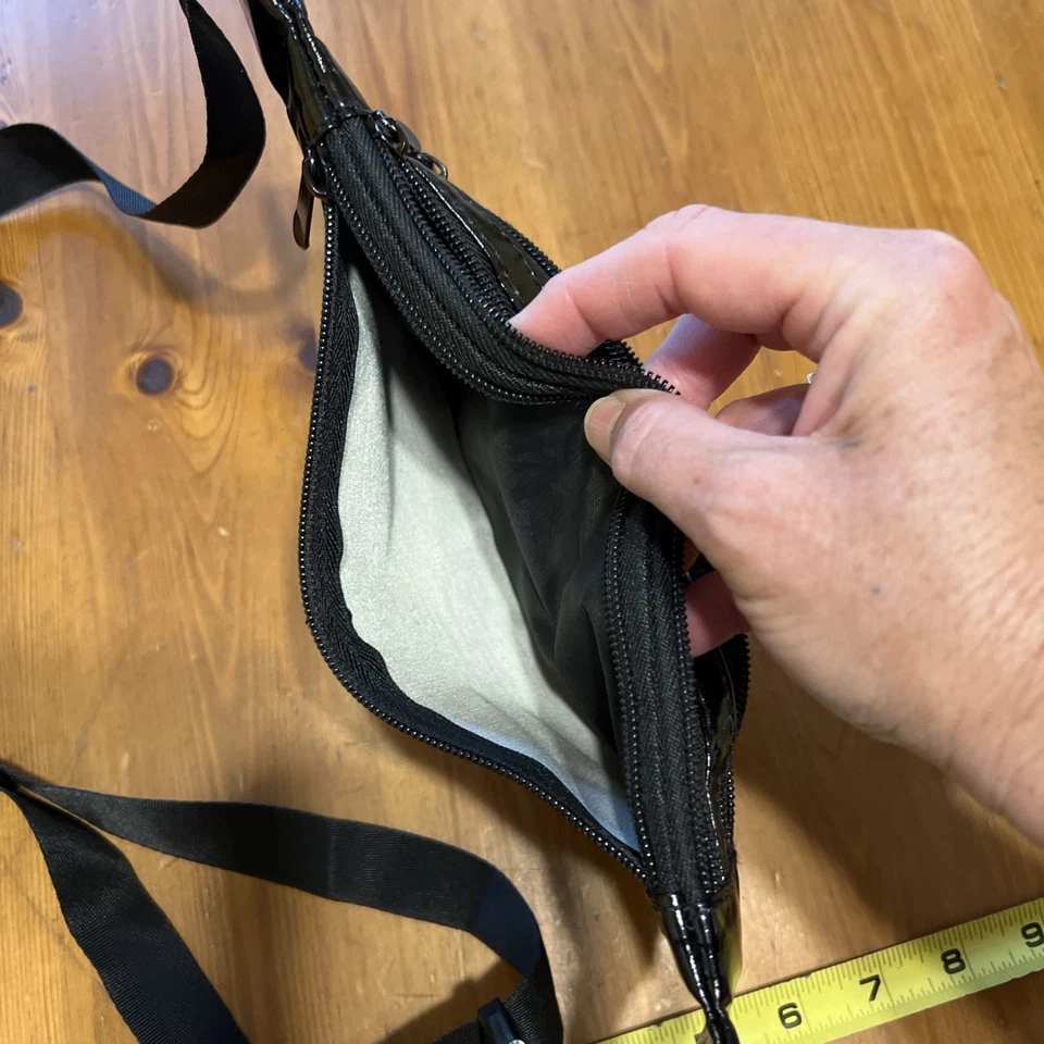 Riñonera cintura imitación charol bolsa negra Foto 4 de 4