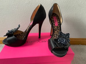 betsey johnson iris pump