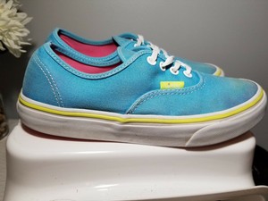 vans de color azul
