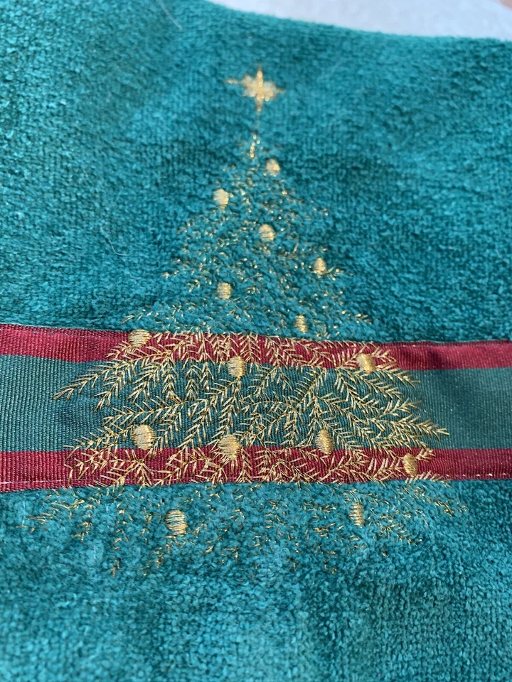 Lot of 4 Saturday Knight Ltd Christmas Bath Hand towels Hunter Green, Gold Tree - Image 4 of 4