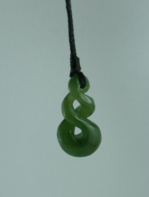 kleines Maori Jade Carving  Double Twist  Nephrit Jade  Neuseeland  Pikorua