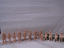 13 PLASTICVILLE O SCALE UNPAINTED FIGURES AND 2 BENCHES LOT I