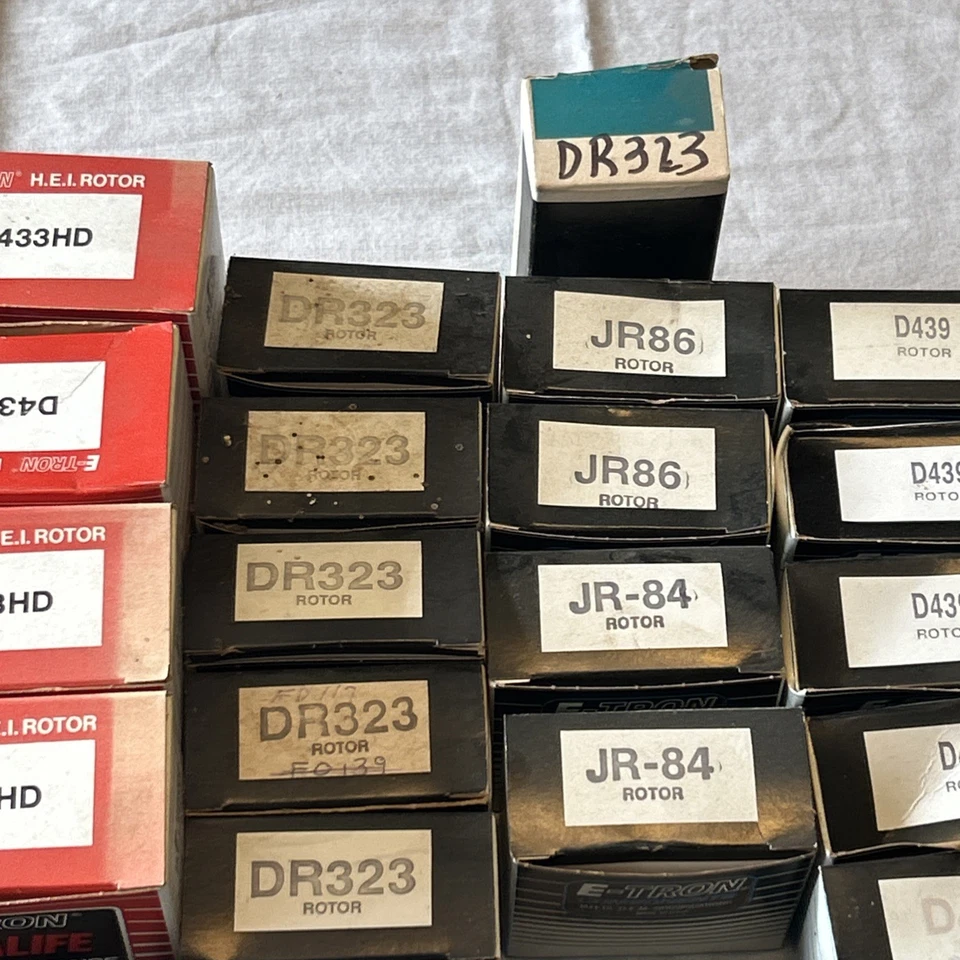 Лот из 73 новых из старых запасов винтажных колпаков и роторов для восстановления распределителя зажигания двигателя - Изображение 4 из 4