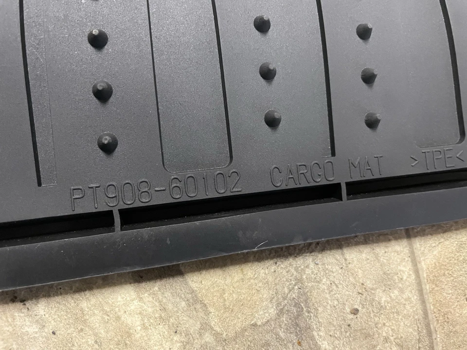 Alfombrilla de carga de goma para todo clima Lexus GX460 (2010-2019) (Negro) OEM PT908-60102 Foto 4 de 4