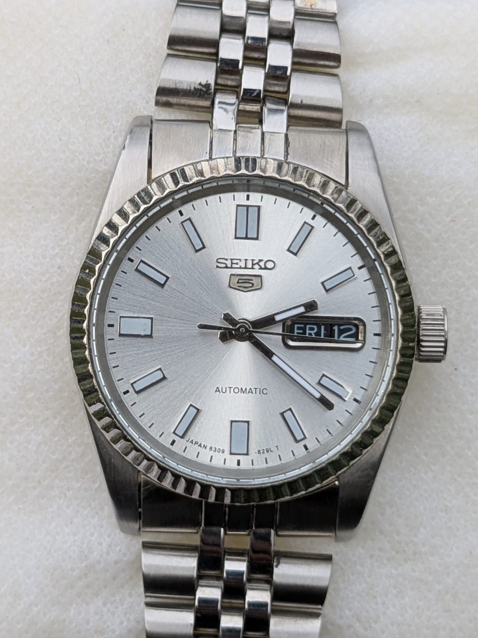 Vintage Seiko 5 Automatic watch, Silver Sunburst Dial, Fluted Bezel,Day/Date