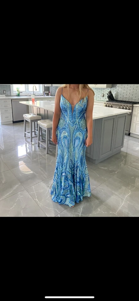 Vestido de graduación, Alyce Paris, hoja pagada azul claro, talla 8 modificado a talla 6 Foto 2 de 4