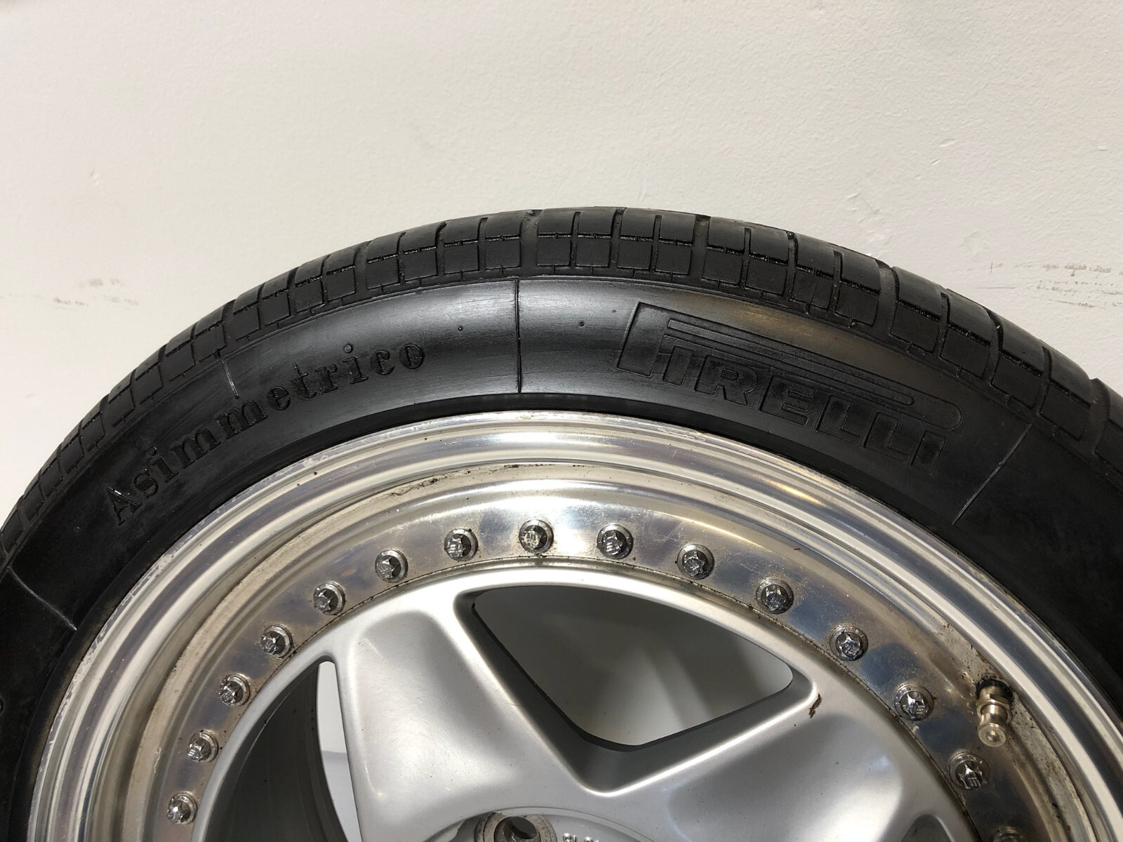 One OEM Ferrari Wheel & 255 40 ZR17 Pirelli Tire fits 328 348 Testarossa
