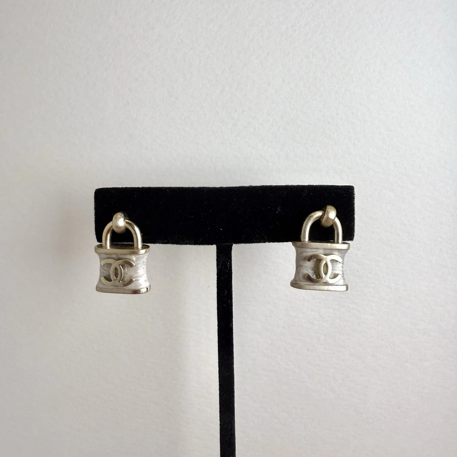 CHANEL Metal Pink Lock Resin Double CC Purse Vintage Earring Jewelry E70