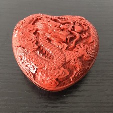 geschnitzte chinesische Lackdose Herz Form  Drachenmotiv 7,5 x7,5 x 3cm