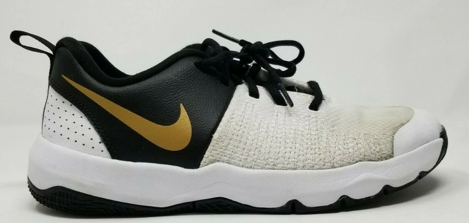 NIKE Team Hustle Quick (gs) 922680-007 BLACK-METALLIC GOLD-WHITE Size 7Y - Image 3 of 4