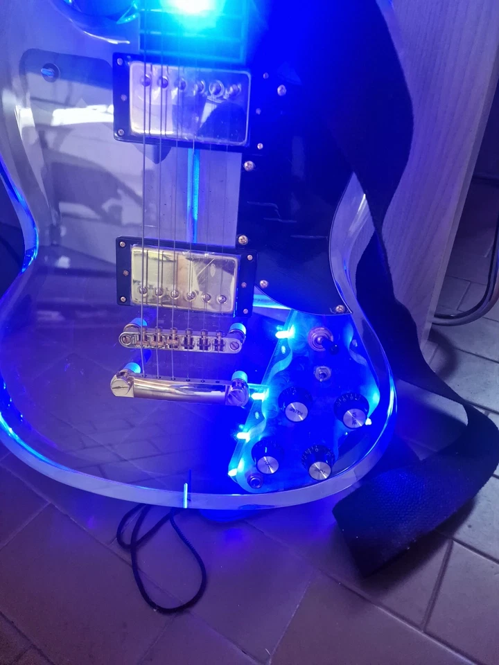 WUQIMUSC Chitarra elettrica con luce LED trasparente corpo in  - Immagine 2 di 4