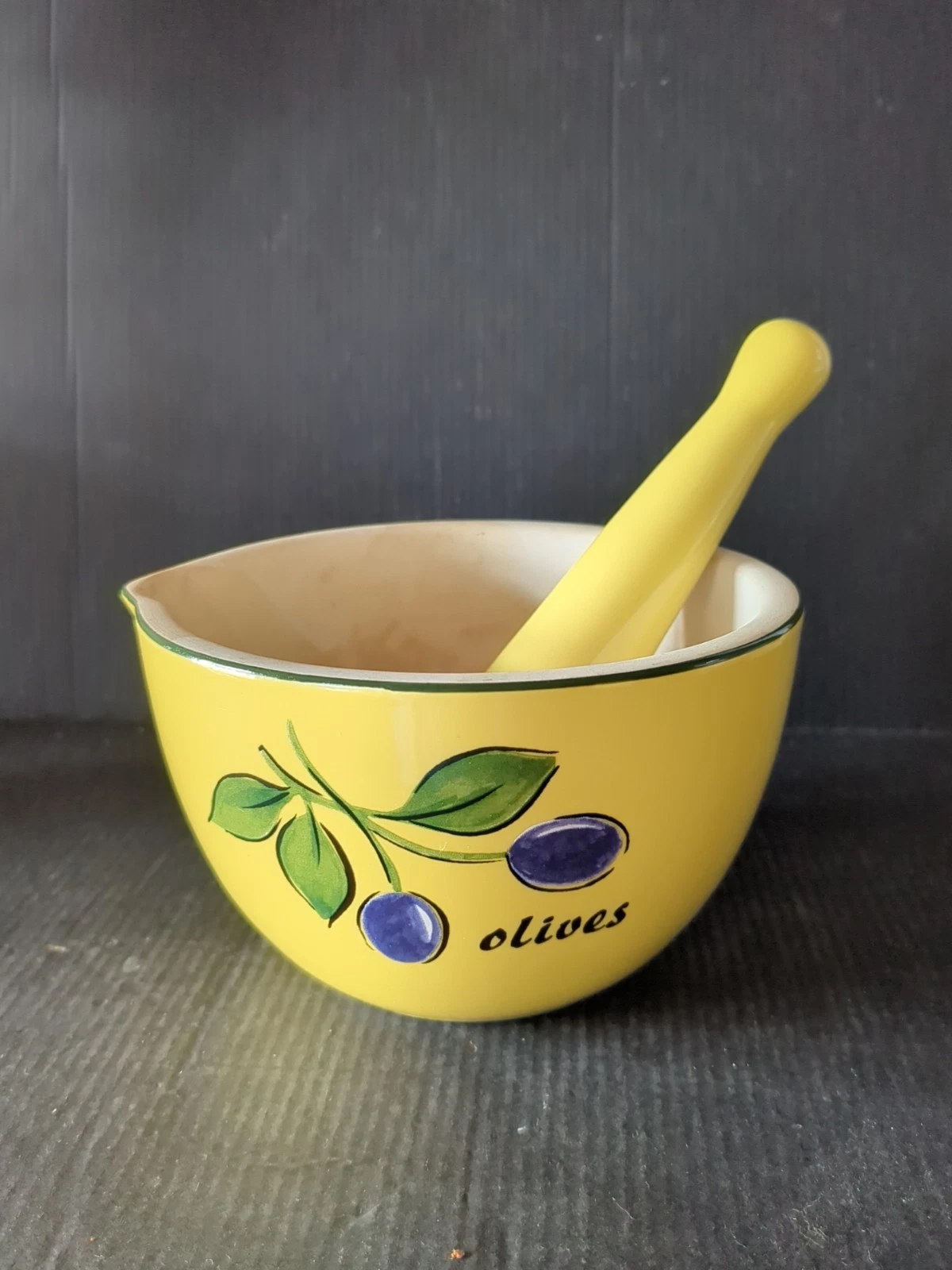 VINTAGE MEDITERRANEAN STYLE KITCHEN PESTLE & MORTAR PAINTED OLIVES & CHILLIES #