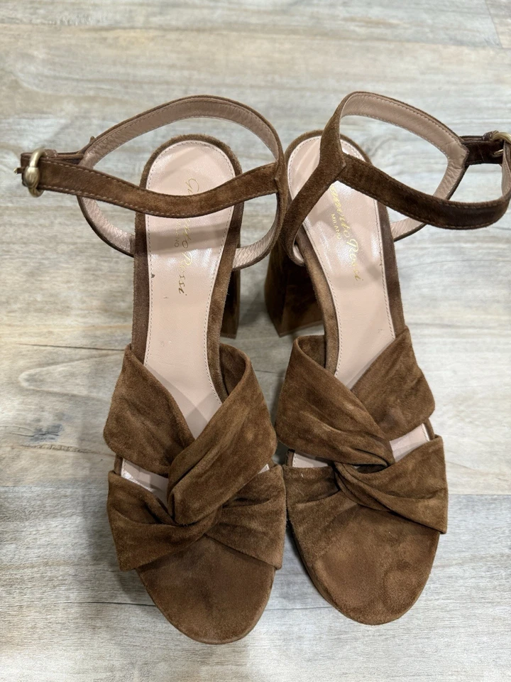 Tacones de plataforma de gamuza marrón Gianvito Rossi para mujer Foto 3 de 4