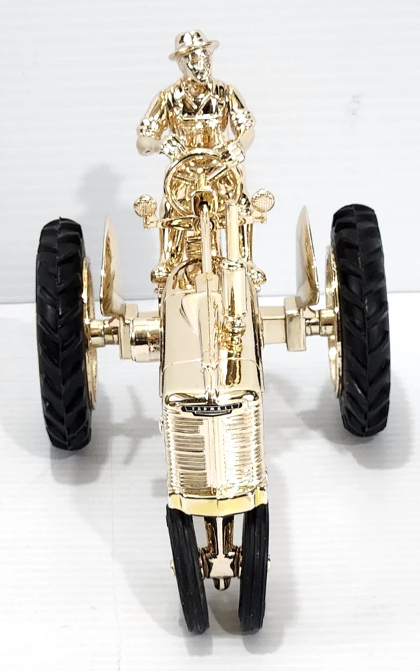 Трактор ERTL Farmall H с фермером 1:16 50th Anniversary Employee золотистый - Изображение 3 из 4