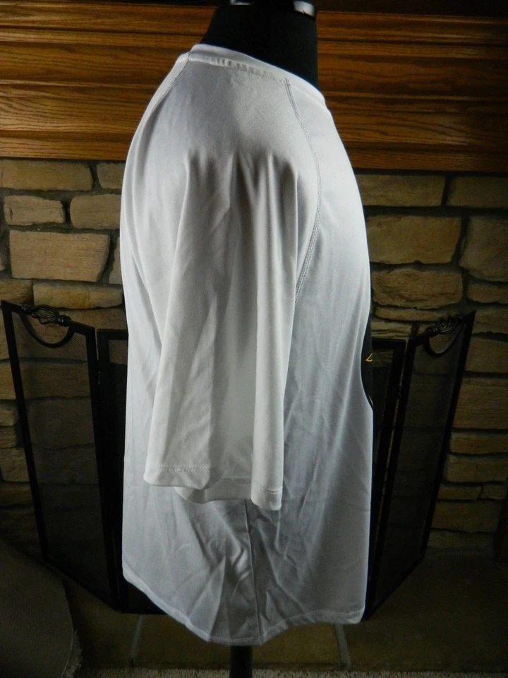 Camisa masculina manga curta enfeite de Natal Adidas Cleveland Cavaliers média - Imagem 3 de 4