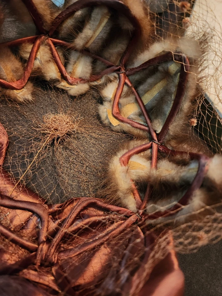 Ropa de Noche Vintage Piel Sintética y Satén Arco Sombrero Cabeza Piezas con Red Gorra Caja Foto 3 de 4