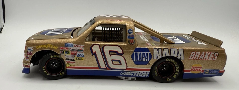 Camión de carreras Chevy Ron Hornaday Jr #16 Napa Gold escala 1:24 edición limitada acción Foto 4 de 4