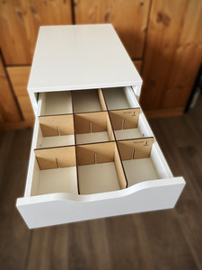 aufbewahrung weinflaschen Elegantes Weinregal aus schwarzem Holz: Wand- oder freistehende Aufbew