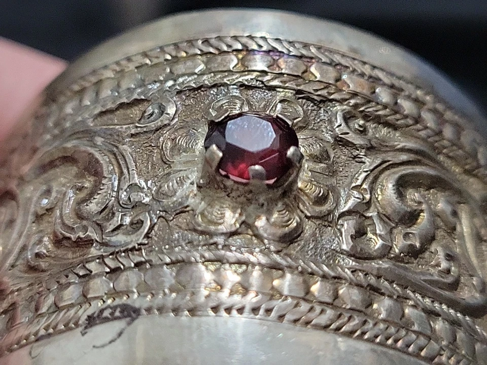 Antiguo anillo de servilleta de plata colonial con piedra roja y motivo de león c1900 18 g Foto 3 de 4