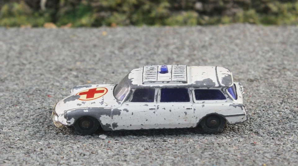Husky UK White #6 Citroen Ambulance Fair FNQHotwheels U5069 - image 2 of 4