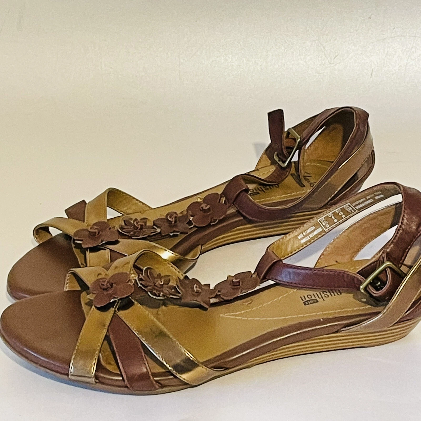 Sandali Clarks taglia 6 5 piatti bianca bronzo marrone T bar floreali vacanze estive