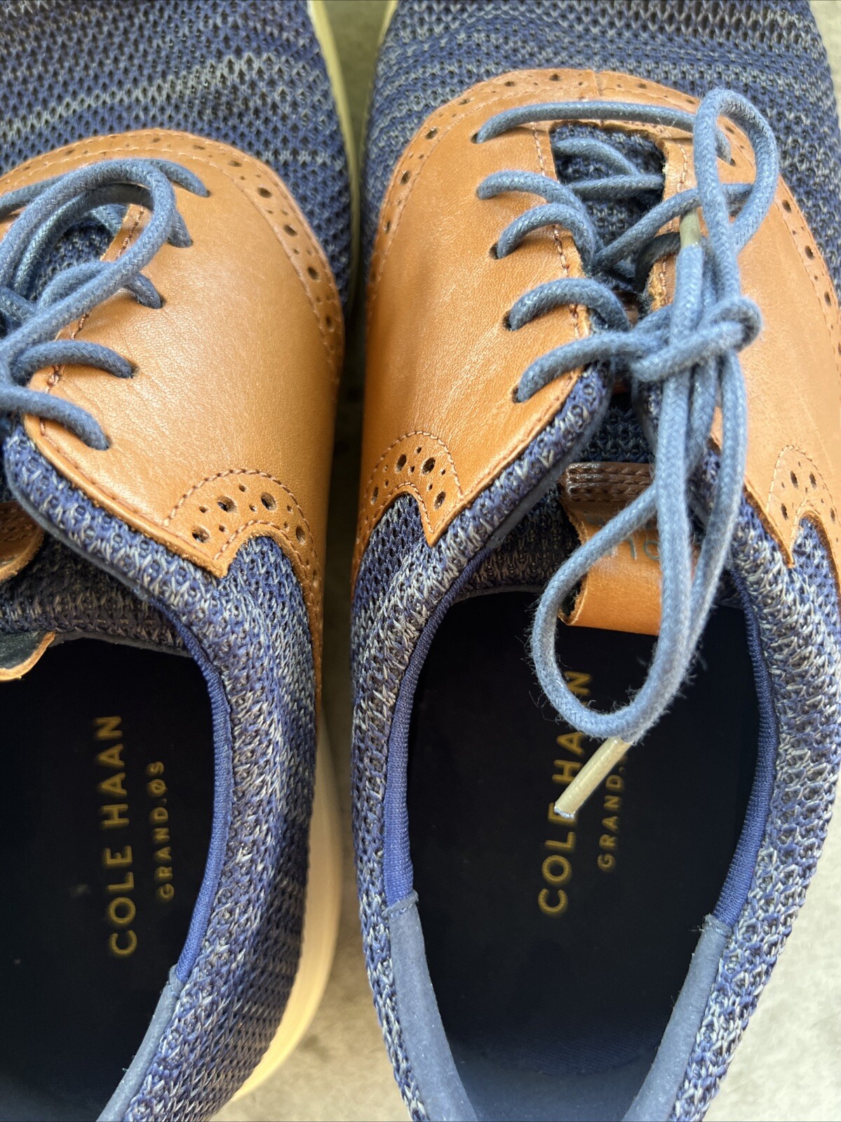 SAOLA Cole Haan Grande OS Uomo Tour Maglia Oxford Blu Marino Tan Taglia 10 5