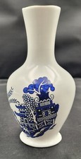 Vintage Kingsbury blue willow pattern bud vase 15.5 cm