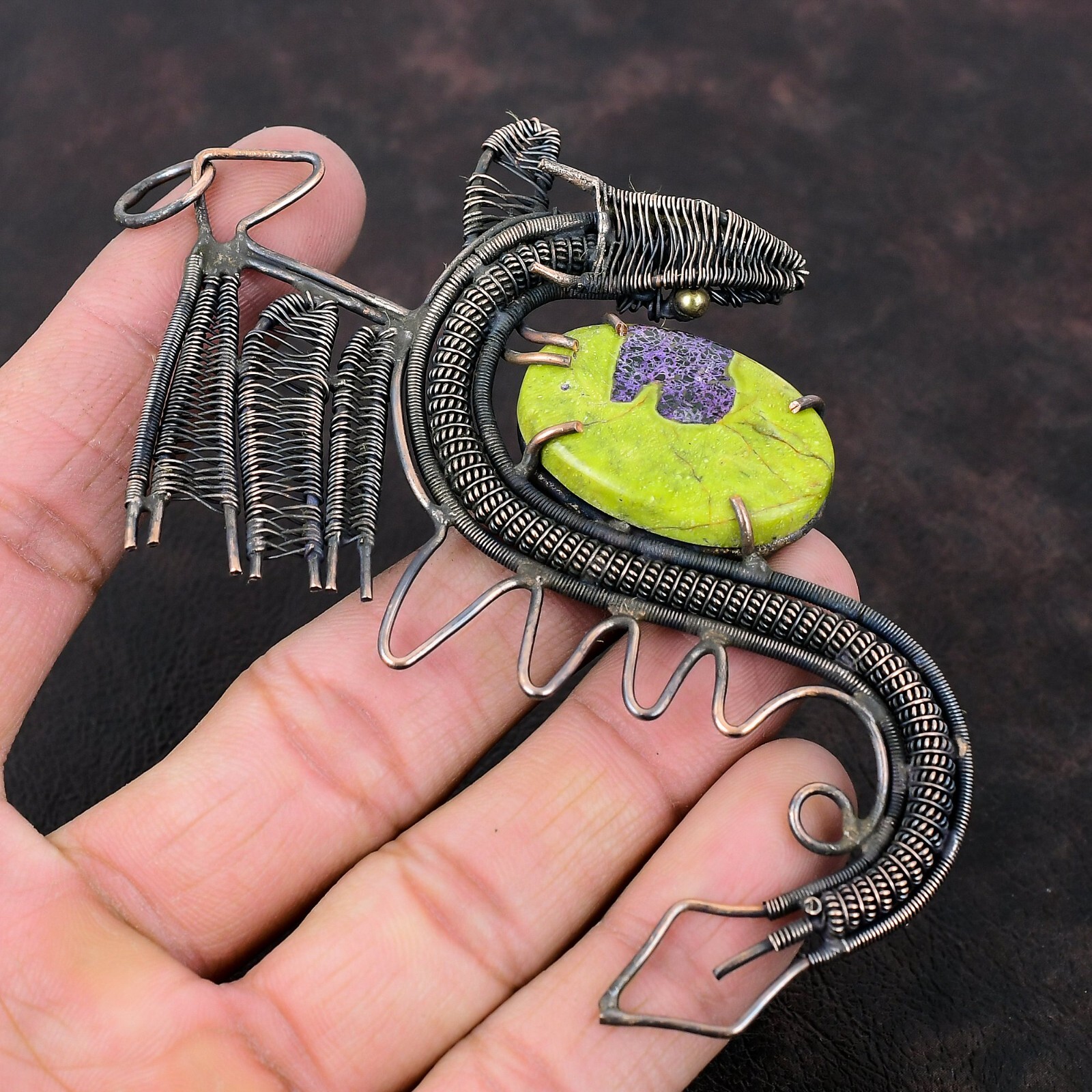 Colgante dragón envuelto en alambre de cobre joyería piedras preciosas Stichtite para niñas 4,41"