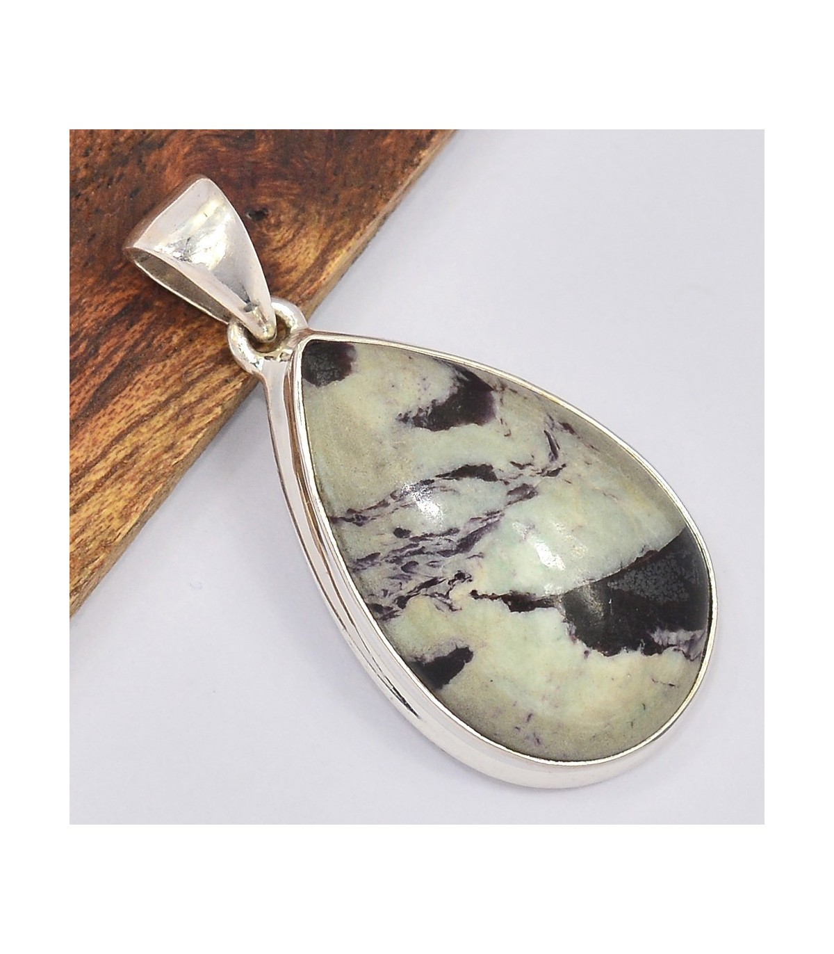 Pendentif goutte en kammerérite violette et argent 925, le bijou bien-être quotidien