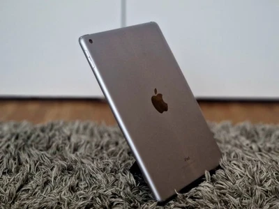 Apple iPad (5th generation) · 32GB · Wi-Fi
