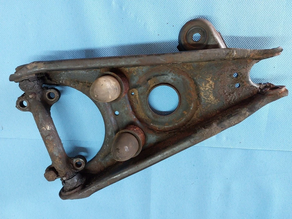 Mercedes W110 W111 W113 W108 Querlenker Vorderachse unten rechts 1113303007 - Bild 1 von 1