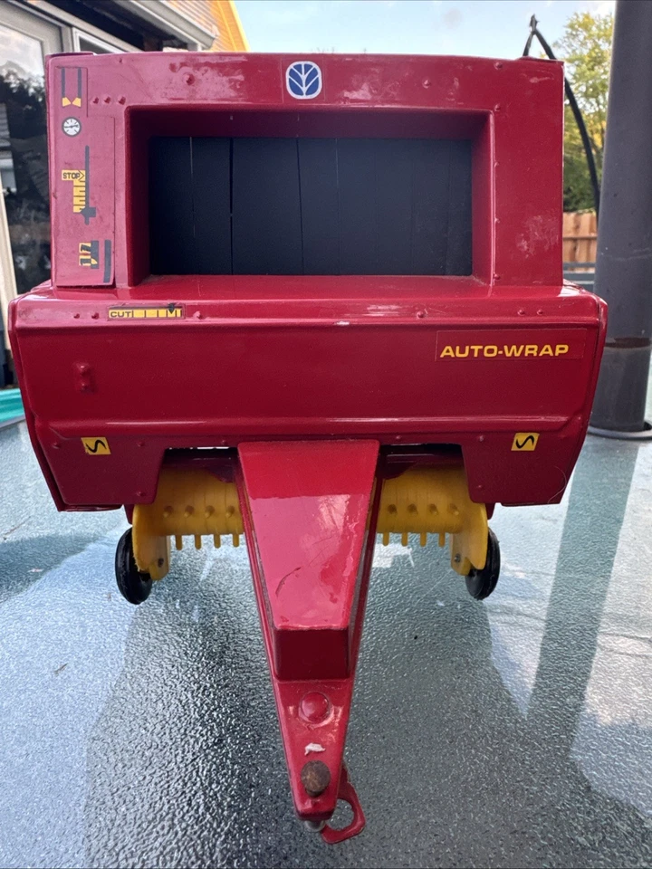 New Holland 664 Round Hay Baler With Bale 1/16 Scale - Image 3 of 4