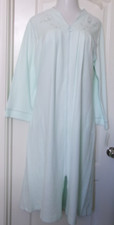 Miss Elaine Fleece long robe Size Large Style 861204 Mint Front Zipper