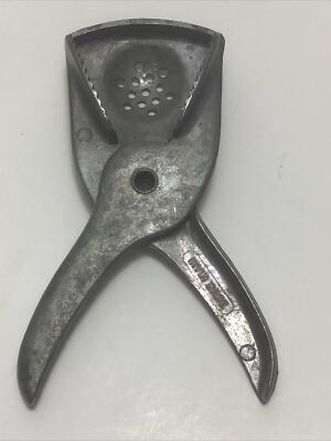 Vintage Irvin Ware Hand Held Citrus Juicer Lemon Squeezer Aluminum