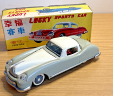 CG62: AUTO SPORTIVA PORTAFORTUNA ATTRITO GIOCATTOLO DI LATTA VINTAGE. CINA anni '70 - ottime condizioni/confezionato