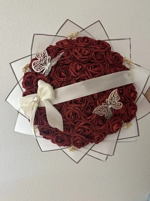 Strauß aus 43 Roten Glitzerrosen mit Trockenblumen und Schmetterlingen - Bild 1 von 3