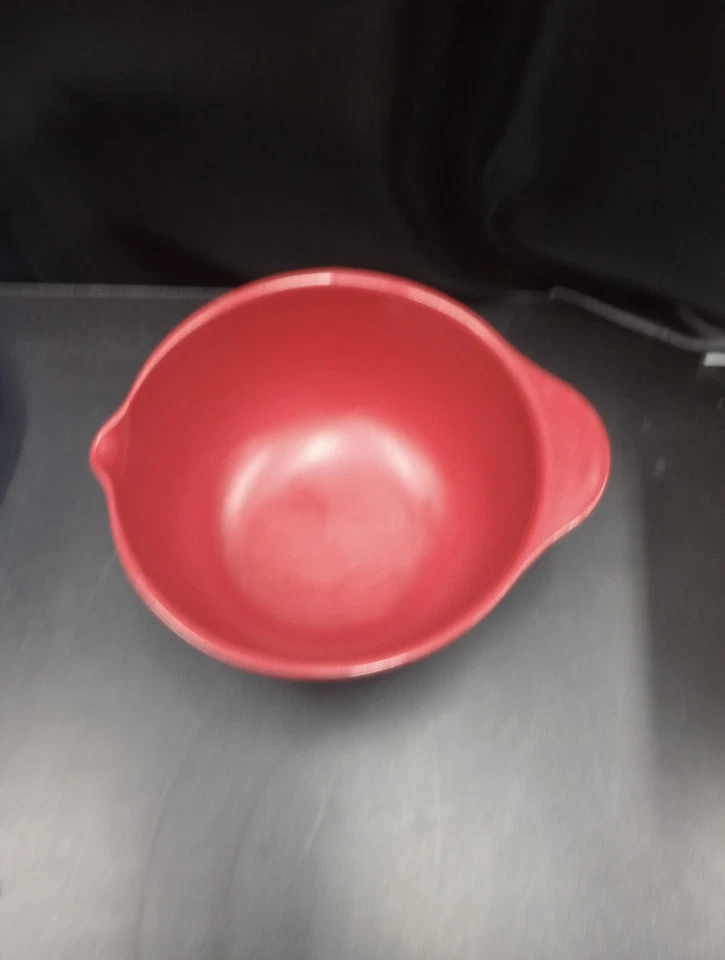 Cuenco mezclador de 3,5 cuartos de galón con caño de plástico rojo Foto 2 de 4
