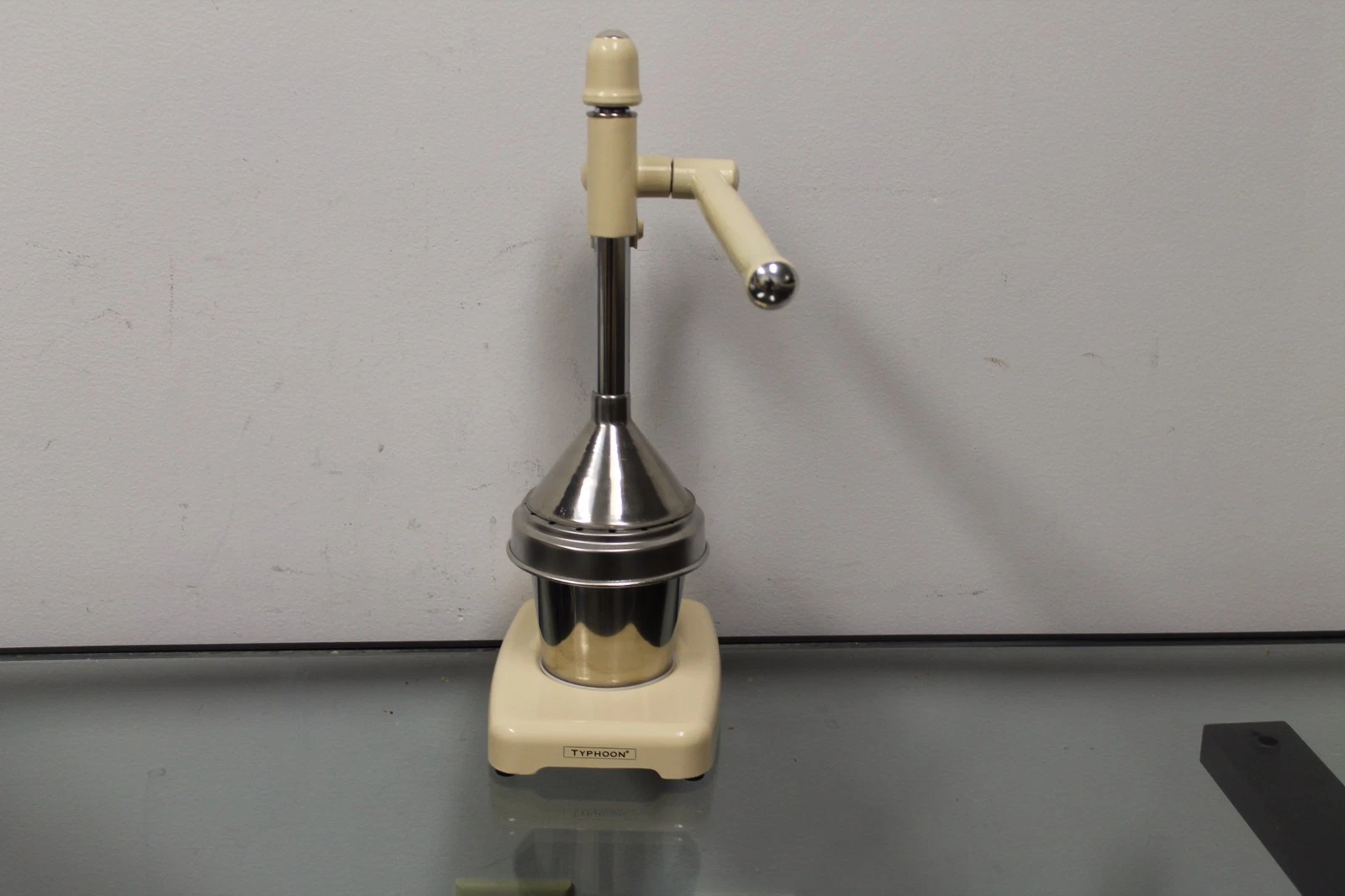 Retro Vintage Beige Kitchen Fruit Manual Juicer Citrus Press