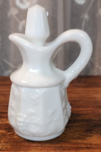 Vintage Westmoreland weißes Milchglas Kruzifix mit Stopfen getäfelt Traube 4,75"