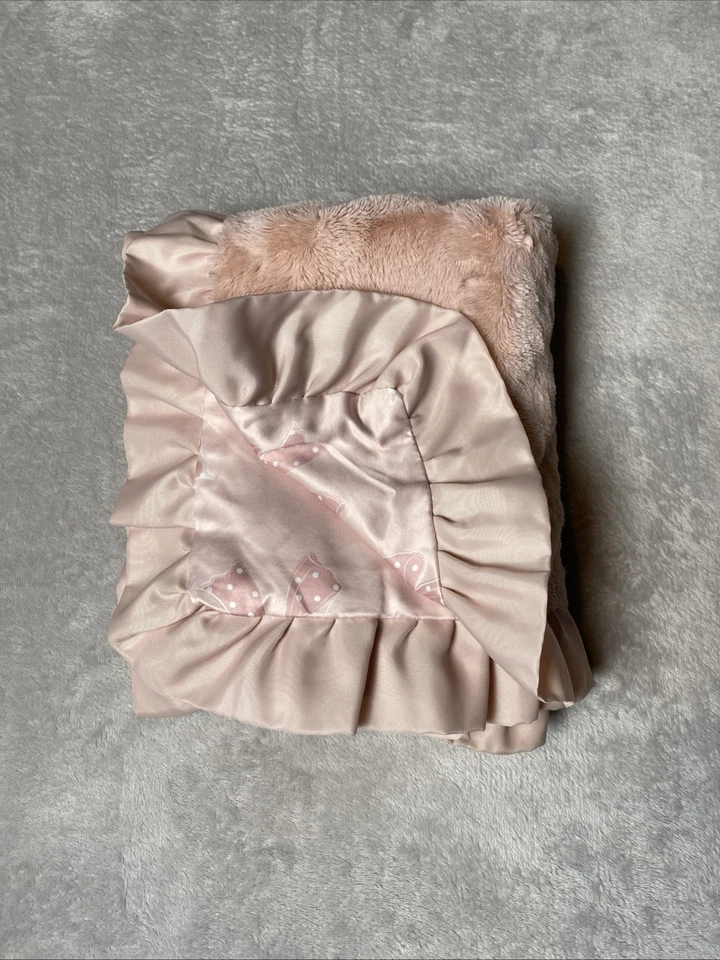 Manta para bebé The Peanutshell piel sintética reversible rosa lunares lazo volantes satinados Foto 2 de 4